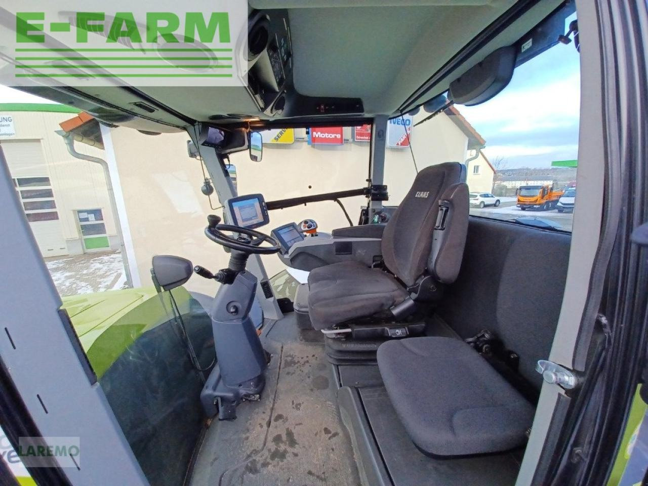 Farm tractor CLAAS xerion 4000 vc: picture 16