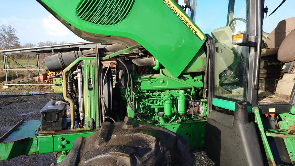 Agricultural machinery JOHN DEERE 6520: picture 9