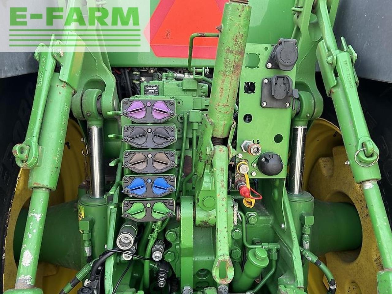 Farm tractor John Deere 8370r: picture 6
