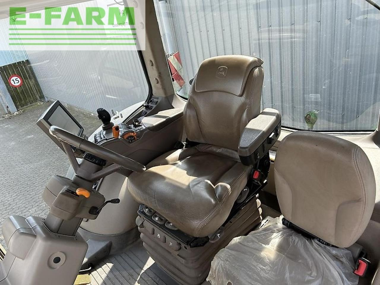 Farm tractor John Deere 8370r: picture 14