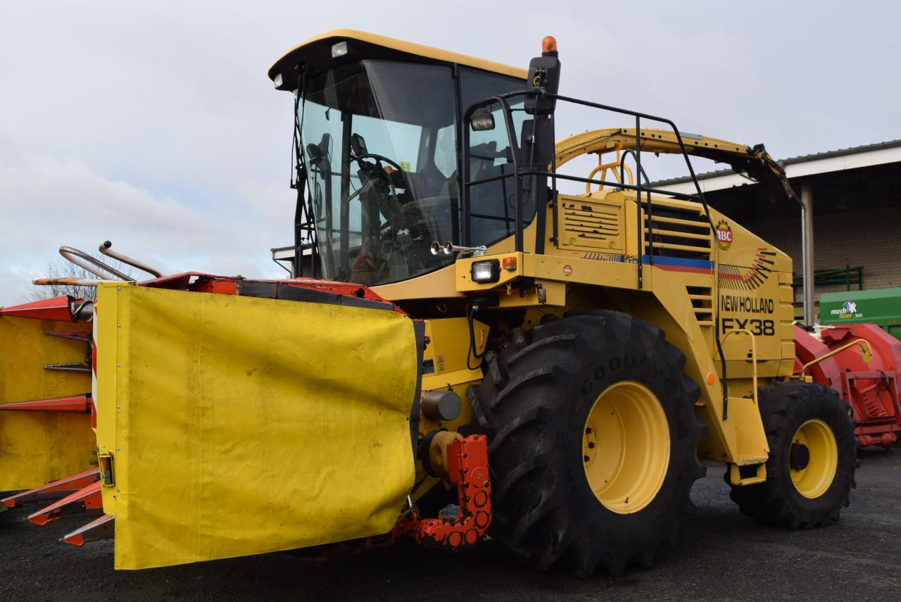 Forage harvester New Holland FX 375: picture 2