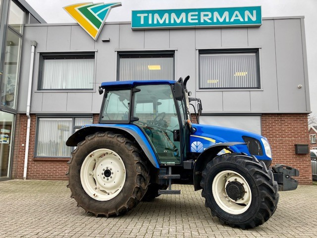 Farm tractor New Holland T5060: picture 3