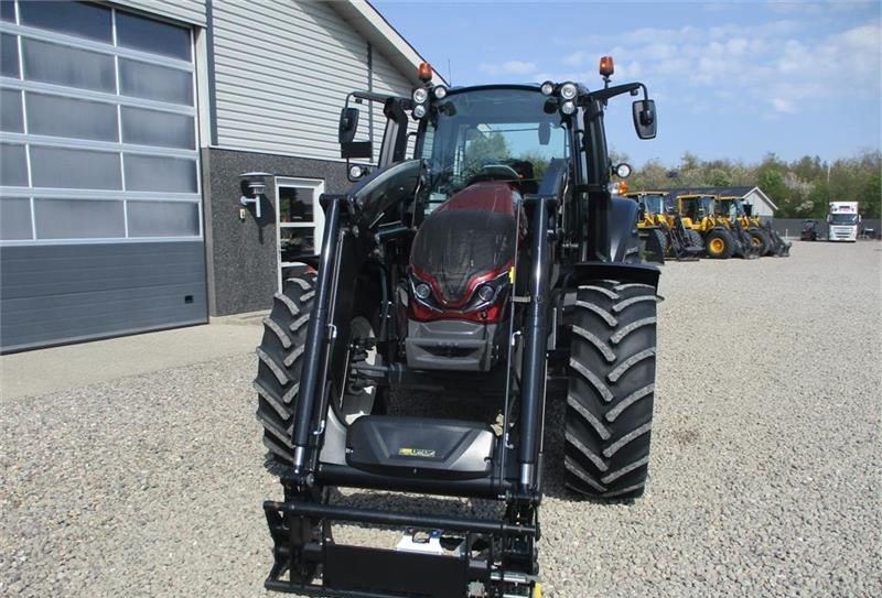 Farm tractor Valtra G135 Active DK - SOM NY med alt udstyr og frontlæs: picture 9