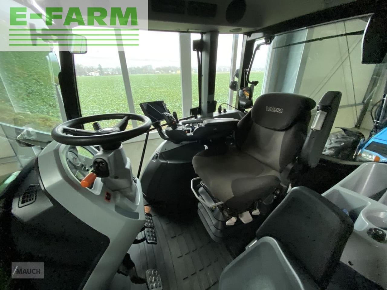 Farm tractor Valtra g135 versu: picture 6