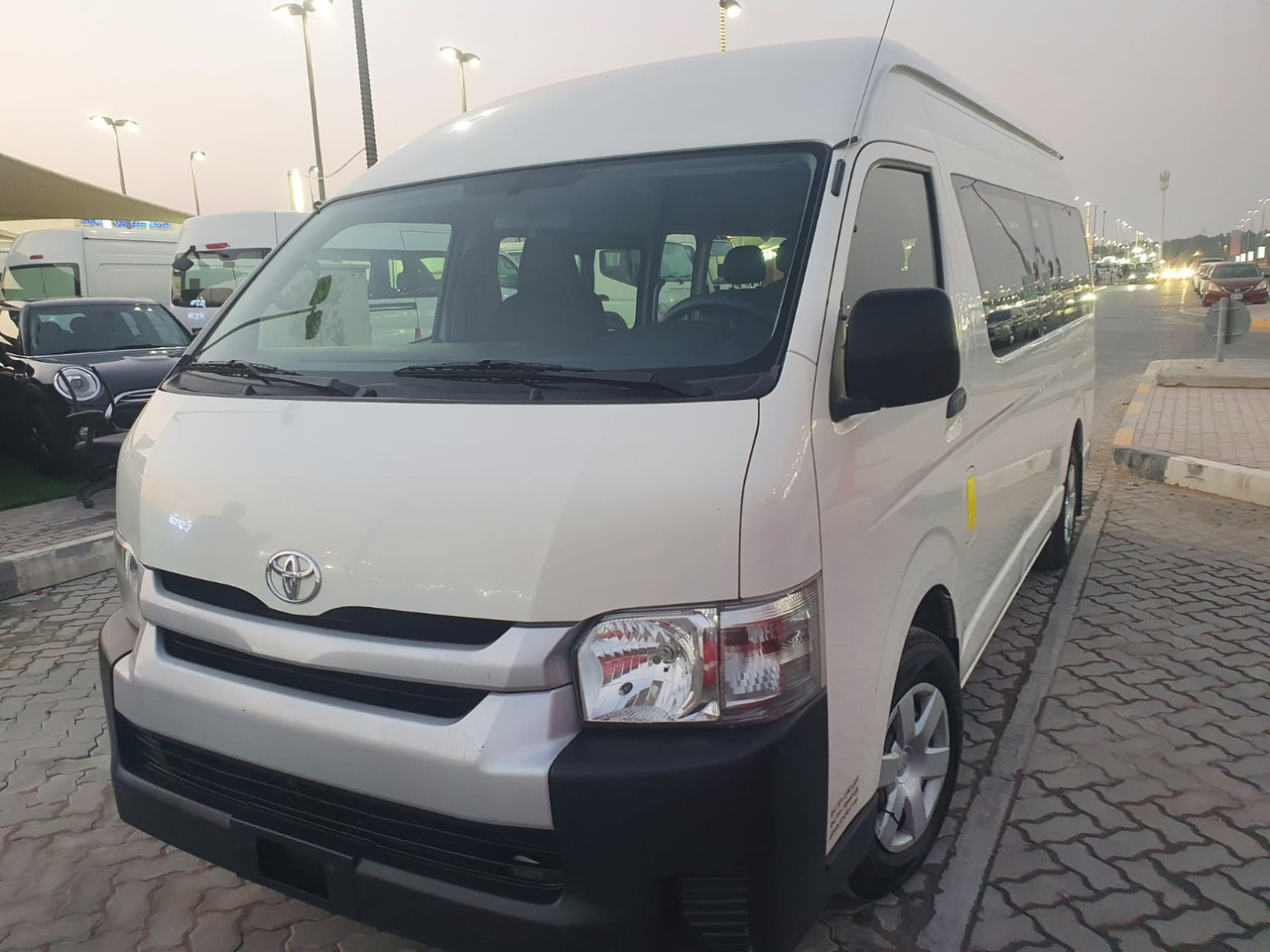 TOYOTA Hiace ... High Roof - 16 places on lease TOYOTA Hiace ... High Roof - 16 places: picture 2