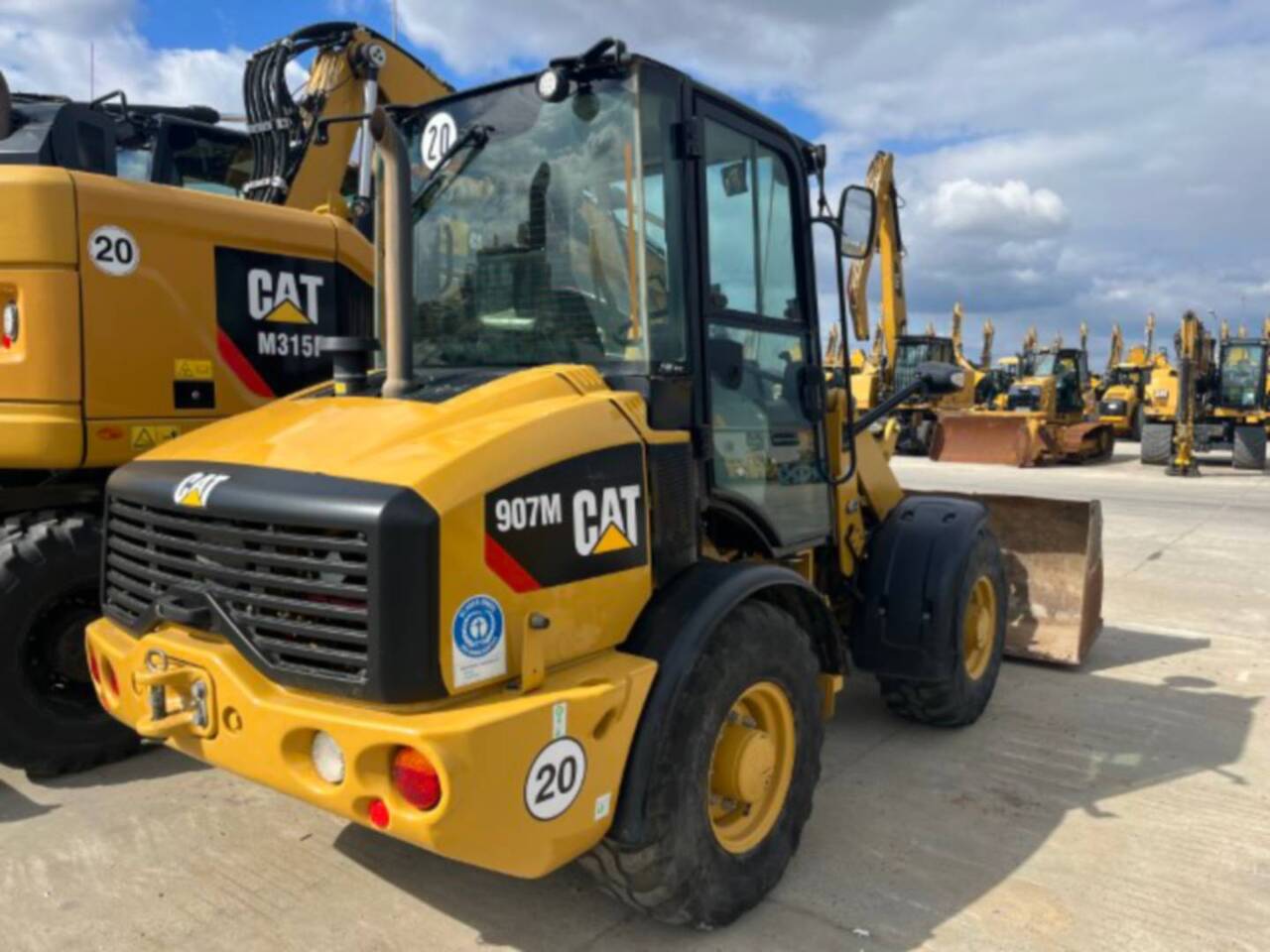 Wheel loader CAT 907M: picture 3