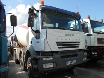 Concrete mixer truck Iveco Trakker 380: picture 1