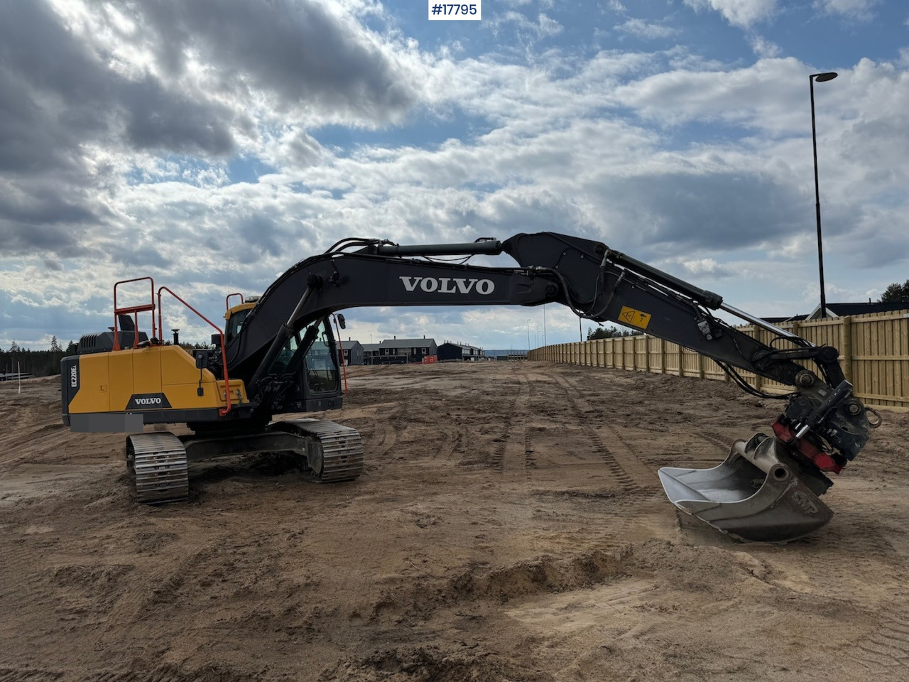 Excavator Volvo EC220EL: picture 3