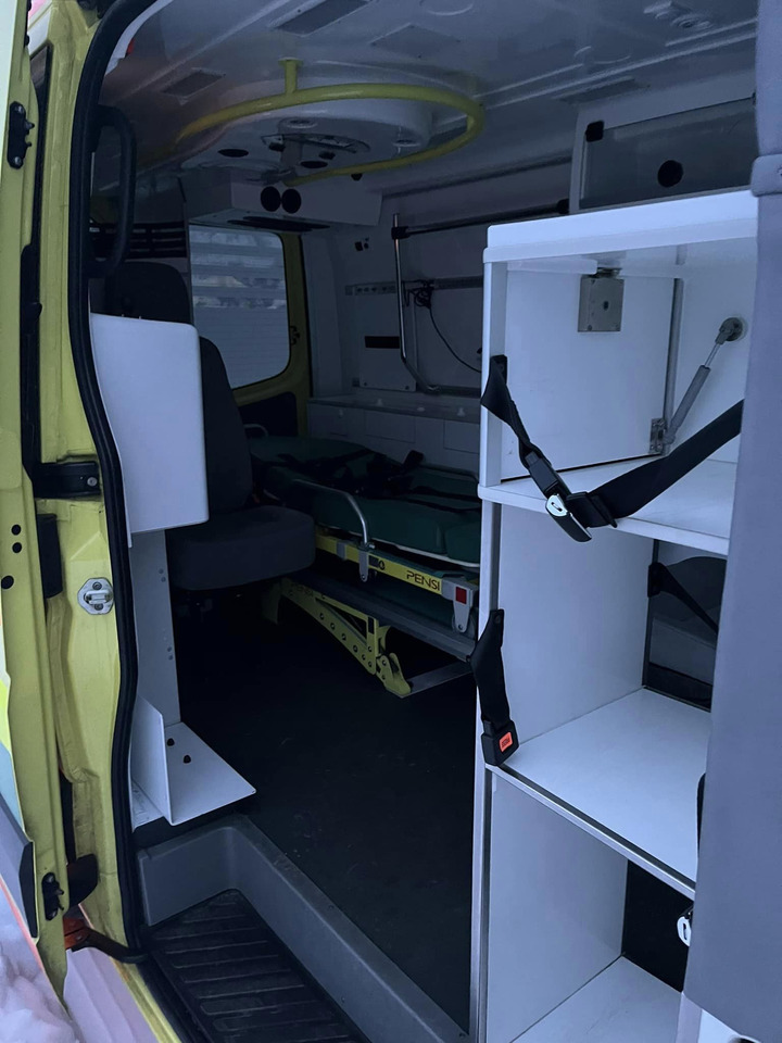 Ambulance MERCEDES-BENZ Sprinter 319 3.0 ambulance/krankenwagen: picture 5