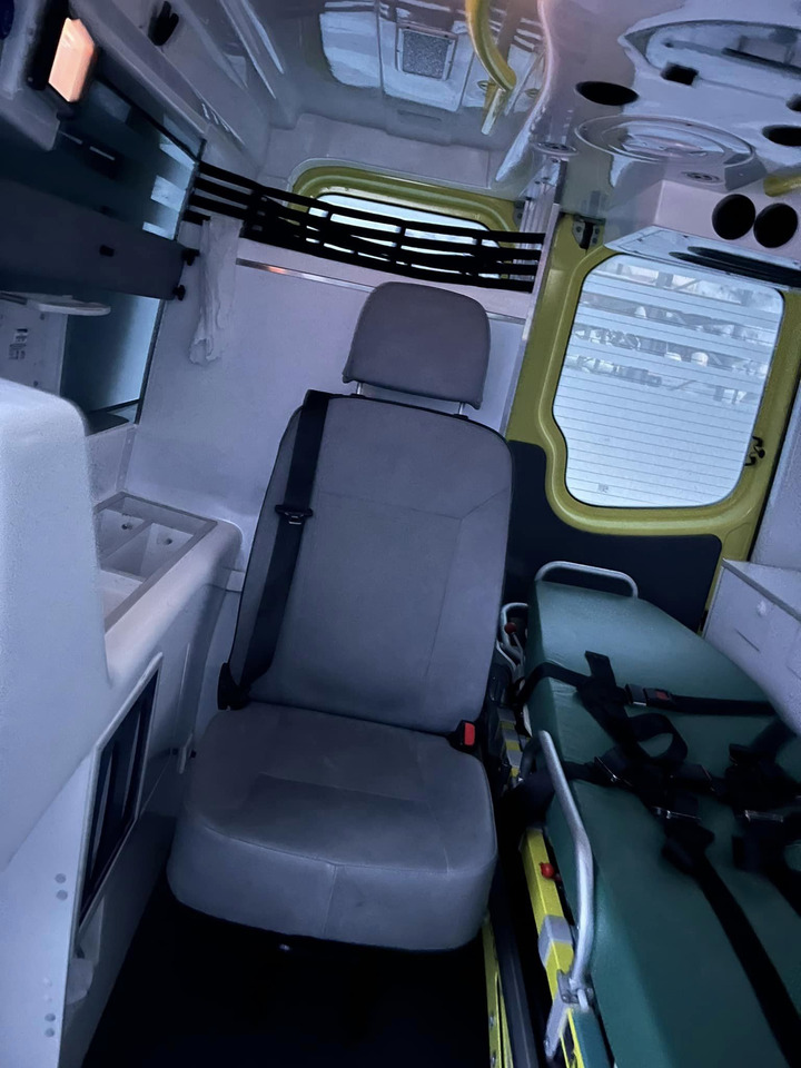 Ambulance MERCEDES-BENZ Sprinter 319 3.0 ambulance/krankenwagen: picture 6