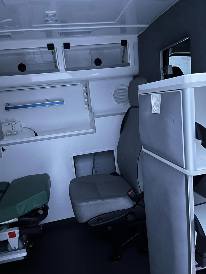 Ambulance MERCEDES-BENZ Sprinter 319 3.0 ambulance/krankenwagen: picture 7