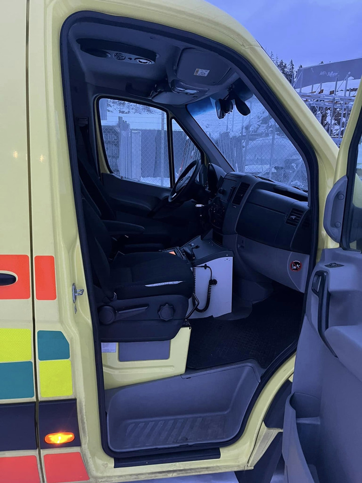 Ambulance MERCEDES-BENZ Sprinter 319 3.0 ambulance/krankenwagen: picture 12
