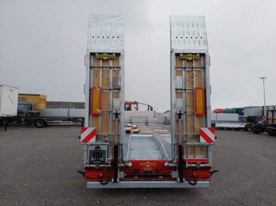 New Low loader semi-trailer for transportation of heavy machinery HUMBAUR HTS30 schräg, 3-Achs Tieflader, Radmulden, Liftachse, Nachlaufachse, Verzinkt,: picture 3