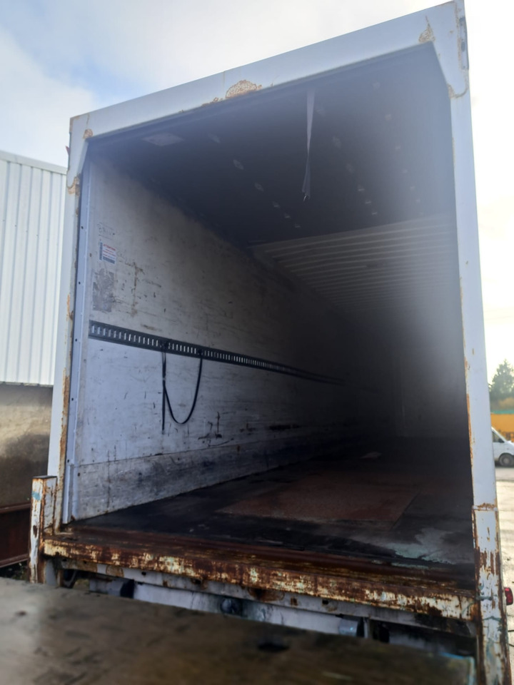 Closed box semi-trailer KRONE: picture 6