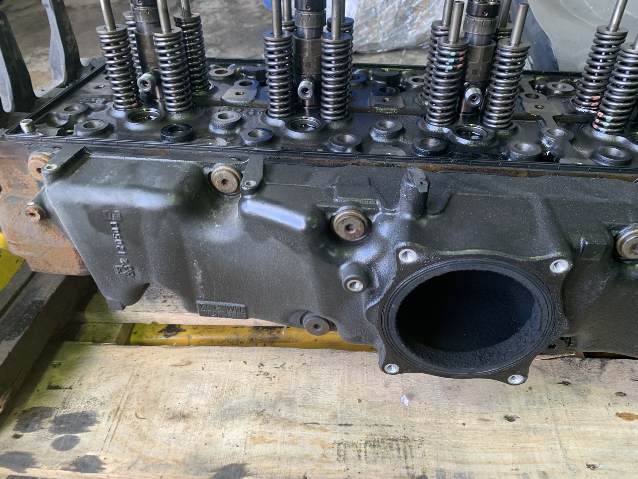 Engine and parts for Truck CYLINDER HEAD WITH VALVES,ROCKER SHAFT (INTAKE AND EXHAUST),REINFORCING FRAME ACTROS MP4 OM471 LA EURO 5: picture 8