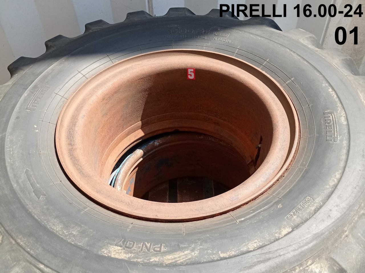 Wheel and tire package PIRELLI 16.00-24: picture 11