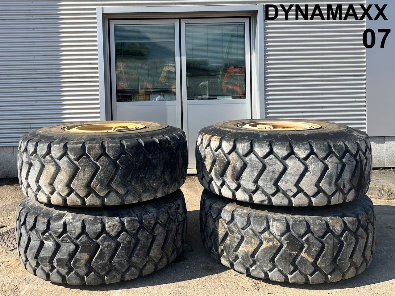 Wheel and tire package PIRELLI 16.00-24: picture 22