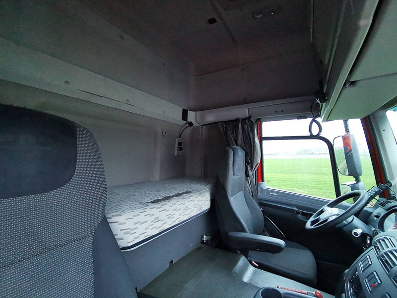 Tractor unit DAF CF 440 spacecab skylights: picture 14