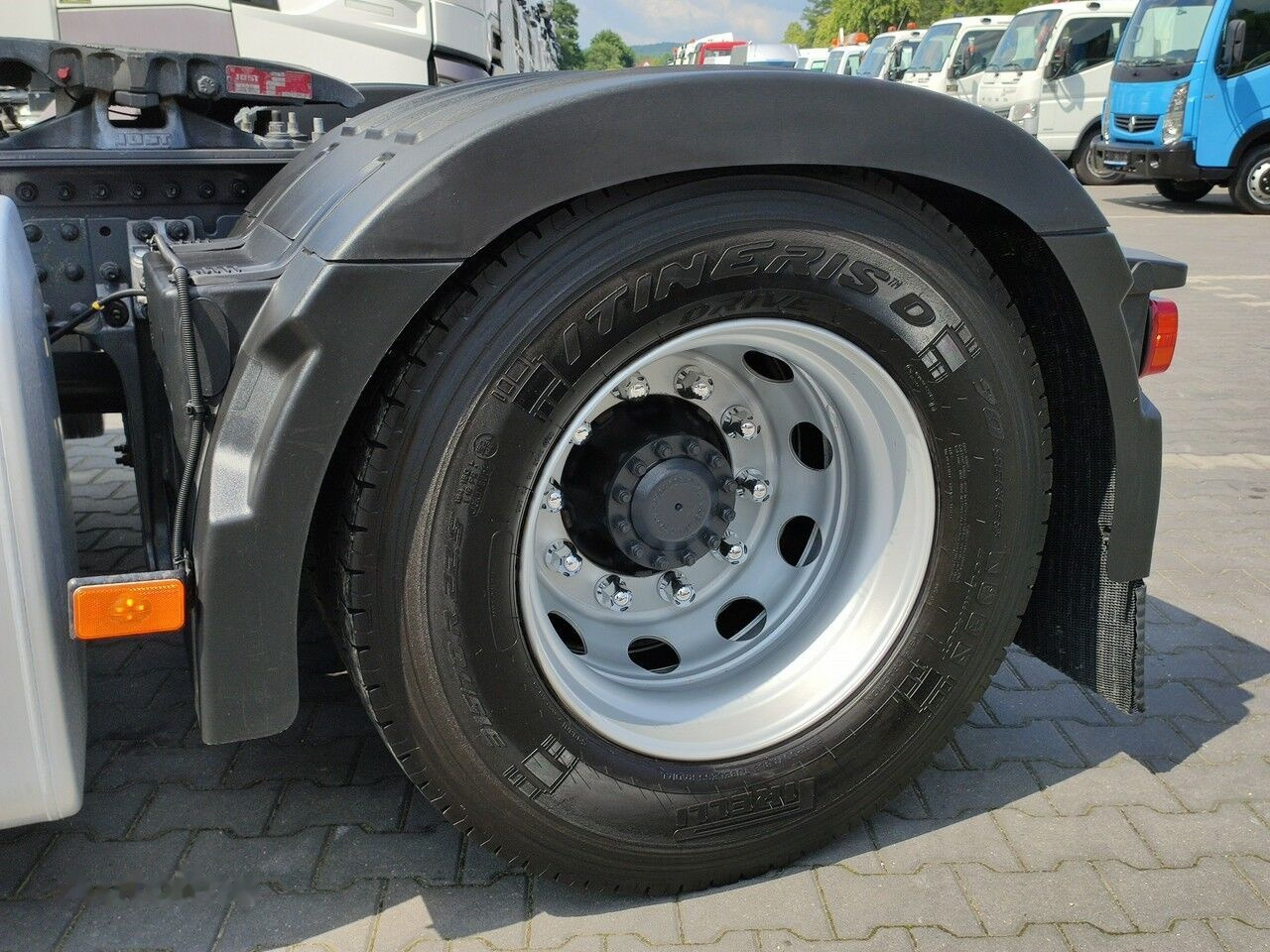 Tractor unit Volvo FH4 500: picture 13