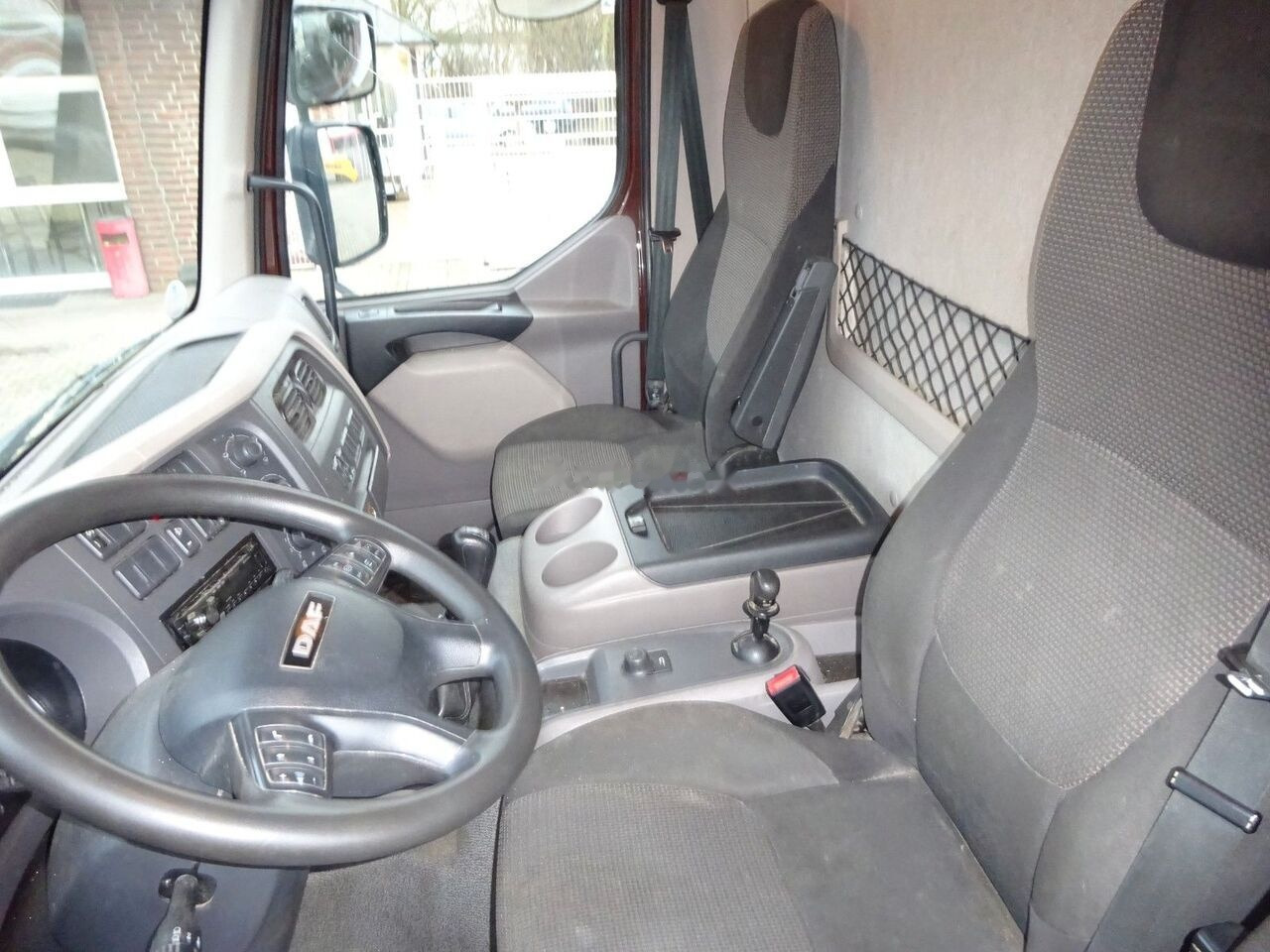 Box truck DAF LF 220 Koffer + tail lift: picture 11