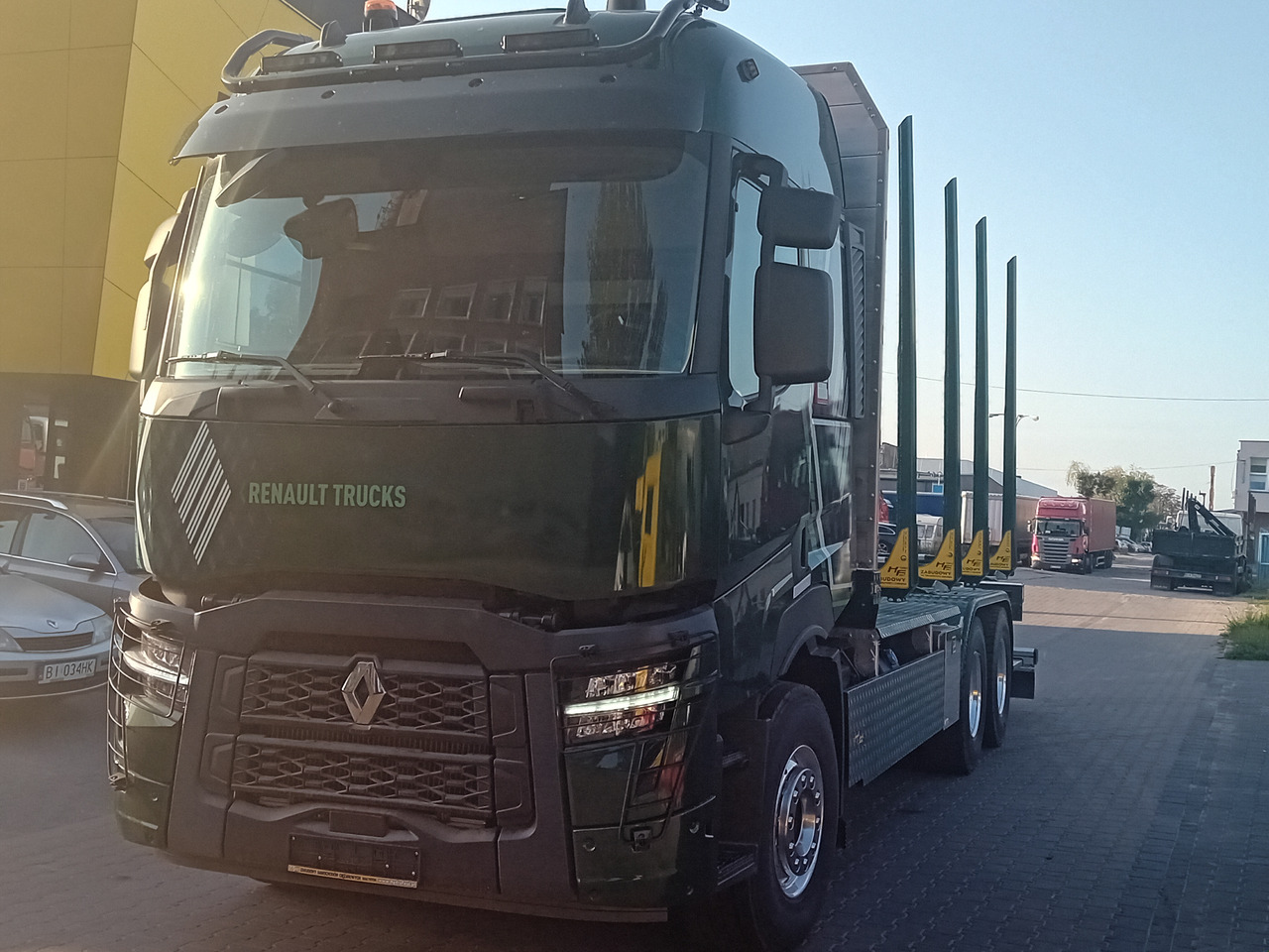 New Timber truck for transportation of timber Hydrofast C Renault Truck P6x4 13 L E6 green: picture 7