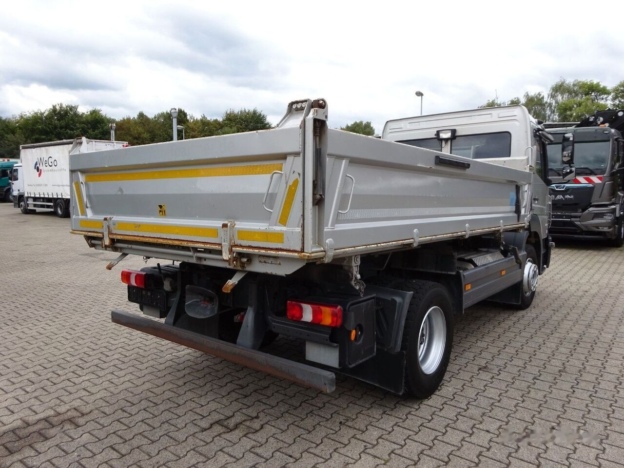 Dropside/ Flatbed truck Mercedes-Benz 1523 Atego 3 way Meiller tipper: picture 3