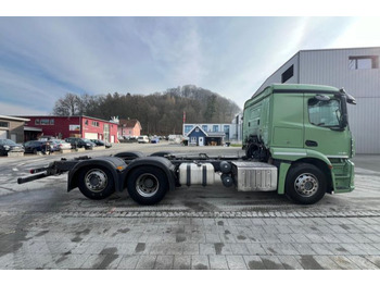 Cab chassis truck Mercedes-Benz Actros 2543 6x2: picture 3