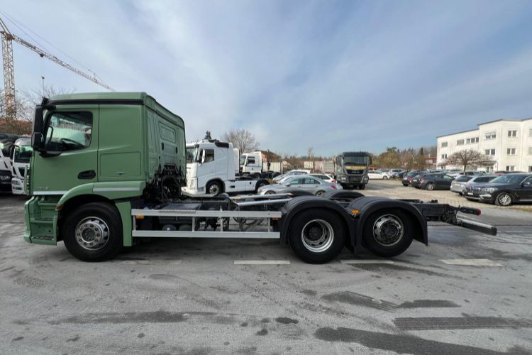 Cab chassis truck Mercedes-Benz Actros 2543 6x2: picture 7