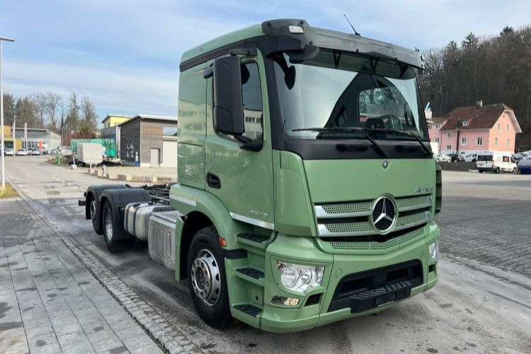 Cab chassis truck Mercedes-Benz Actros 2543 6x2: picture 4