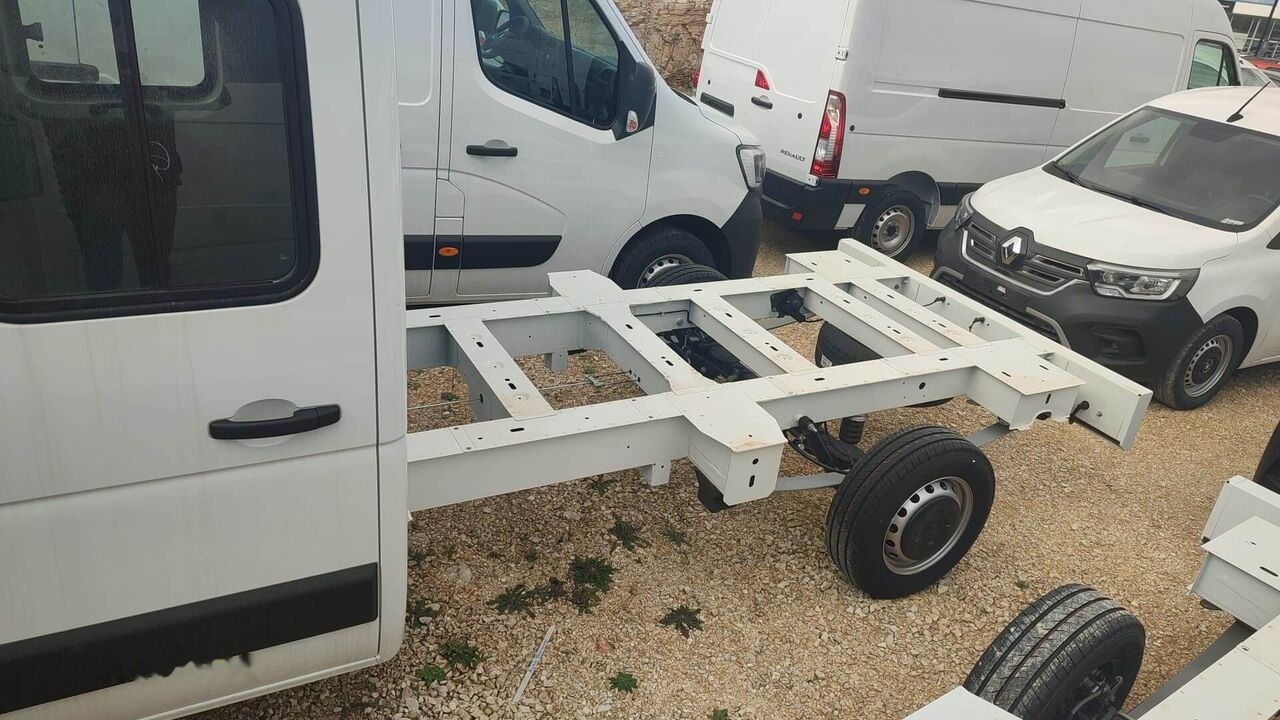 Cab chassis truck Renault MASTER: picture 2