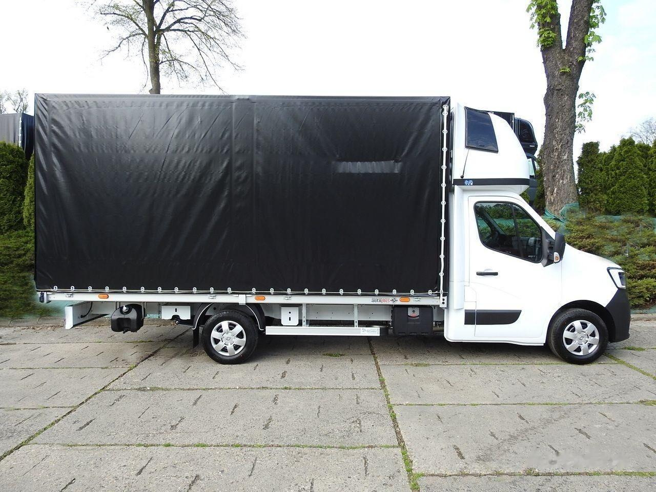 Curtainsider truck Renault Master Pritsche + Plane: picture 6