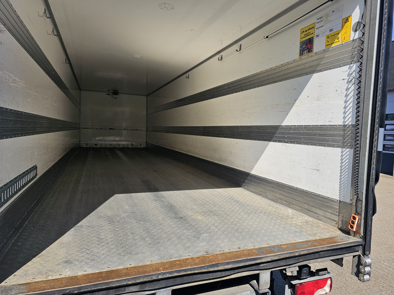 Box truck Scania P360: picture 9