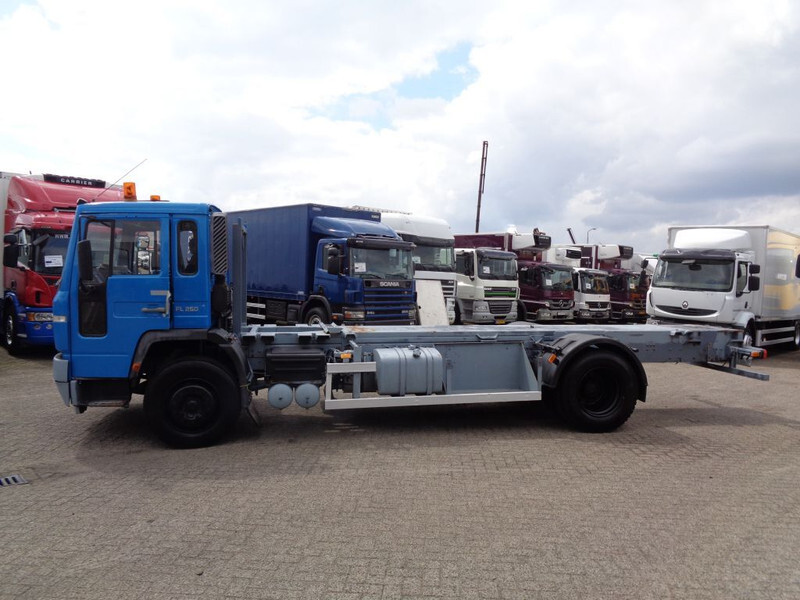 Cab chassis truck Volvo FL 250 + Manual: picture 11