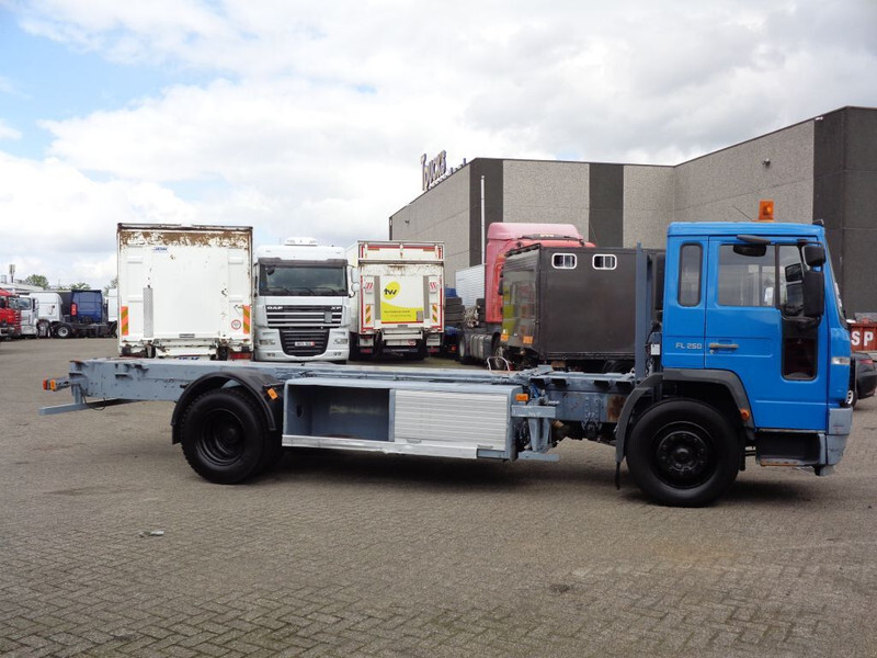 Cab chassis truck Volvo FL 250 + Manual: picture 6