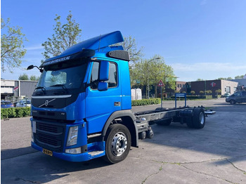 Cab chassis truck VOLVO FM 330