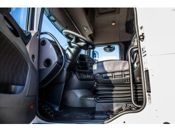 Interior photo 1: Tractor unit DAF XF 450-6X2