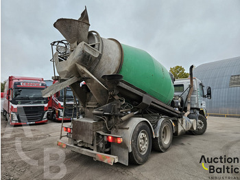 Concrete mixer truck Volvo FM12: picture 4