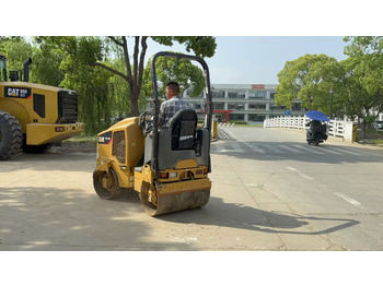 Roller CATERPILLAR CB14B