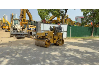 Roller CATERPILLAR CB24B