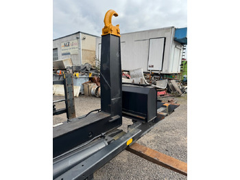 Hook lift truck