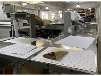 Paper cutting machine Large sized cutting system Polar 137 XT-AT with stacking lifter, automatic vibrator, scale and optional unloader: picture 3 Paper cutting machine Large sized cutting system Polar 137 XT-AT with stacking lifter, automatic vibrator, scale and optional unloader: picture 3