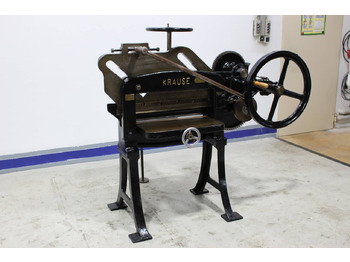 Paper cutting machine