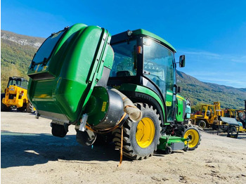 Compact tractor John Deere 2038R avec plateau de coupe et bas de ramassage: picture 5