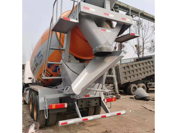 Concrete mixer truck SINOTRUCK: picture 5