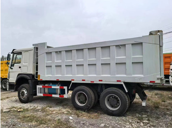 Refrigerator truck SINOTRUK HOWO 6x4: picture 3
