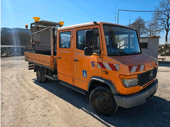 Dropside/ Flatbed truck Mercedes-Benz Vario 614D Pritsche Doka 2002 Nissen VLT Verkehrsleittafel Absperrtafel LKW Vorwarntafel: picture 2 Dropside/ Flatbed truck Mercedes-Benz Vario 614D Pritsche Doka 2002 Nissen VLT Verkehrsleittafel Absperrtafel LKW Vorwarntafel: picture 2