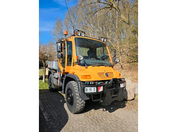 Snow removal vehicle UNIMOG U400