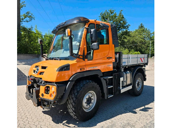 Snow removal vehicle UNIMOG