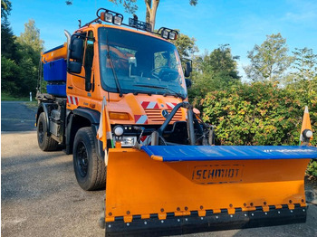 Snow removal vehicle UNIMOG U400