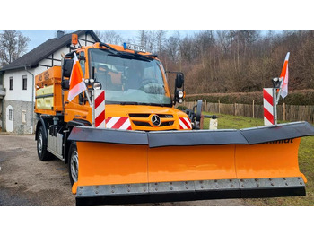 Snow removal vehicle UNIMOG